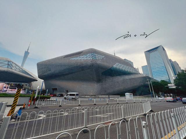 广州珠江新城CBD“著名地标”，建筑外观太奇特，游客褒贬不一？