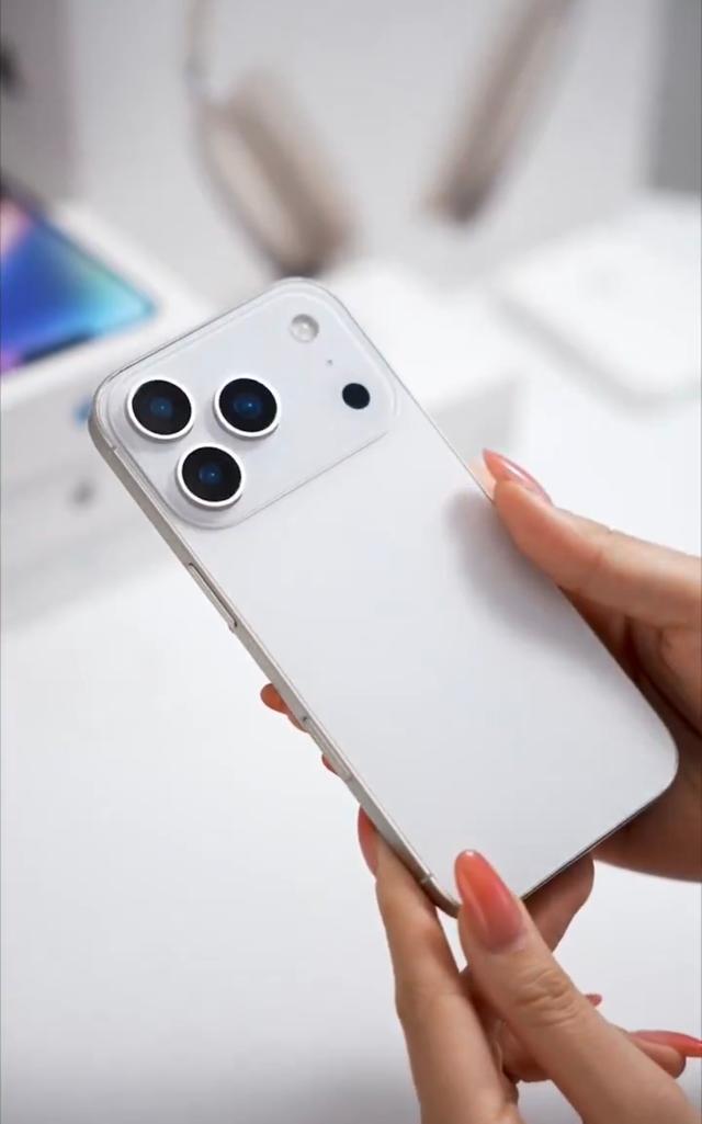 马斯克放话5年后淘汰手机！脑机接口+AR眼镜落地，千亿资本入局