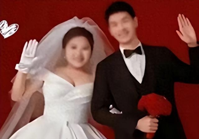 婚礼当天新郎跳河后续：遗体找到，新娘回应引争议，男方家属痛心