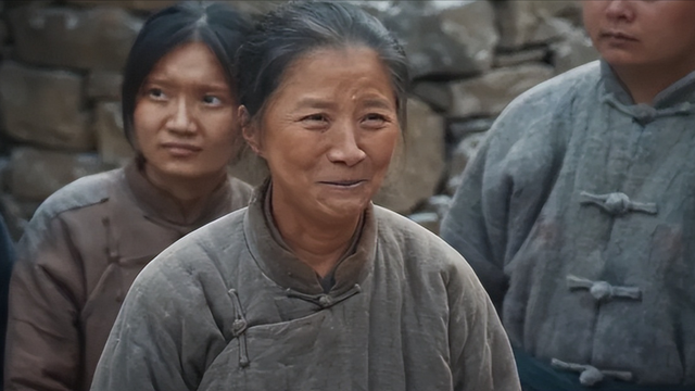 戏里又土又丑，戏外却是气质美女，“妈妈专业户”迟蓬让人敬佩