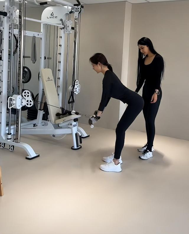 李纯婚后放纵开始还债了，健身累到大腿颤抖，带上北京爷们一起练