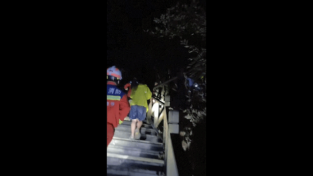 “驴友”组队景区徒步迷路 消防深夜3小时成功营救
