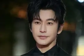 48岁黄晓明亮相日本，穿大号西装踩5cm增高鞋，假发浓密很科学！图片