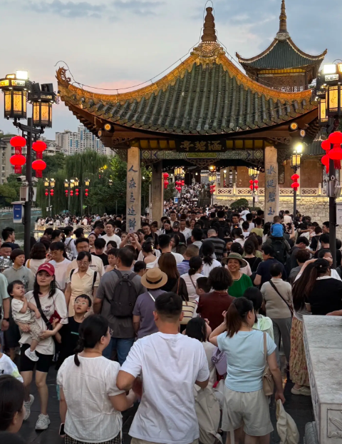 贵州彻底失守！全国游客“攻占”城邦，人潮汹涌，多个地区已沦陷