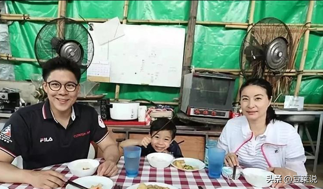 全网恭喜！45岁霍启刚又升职了，级别很高，妻子郭晶晶立了大功！