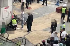 因查询电动车，车主掏刀子，交警受伤，围观群众纷纷拍照，后续！图片