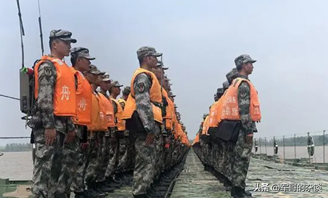 解放军舟桥部队有多强？26分钟架起千米钢桥，扛得住重装部队通行