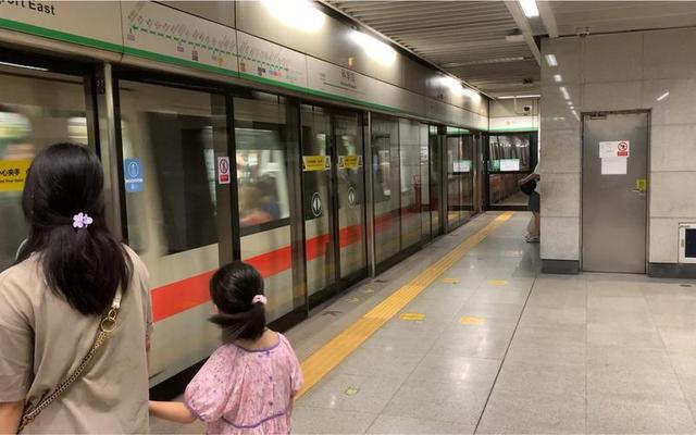 地铁女子打人被拘后续！女子面容曝光，警方回应，知情人透露原因