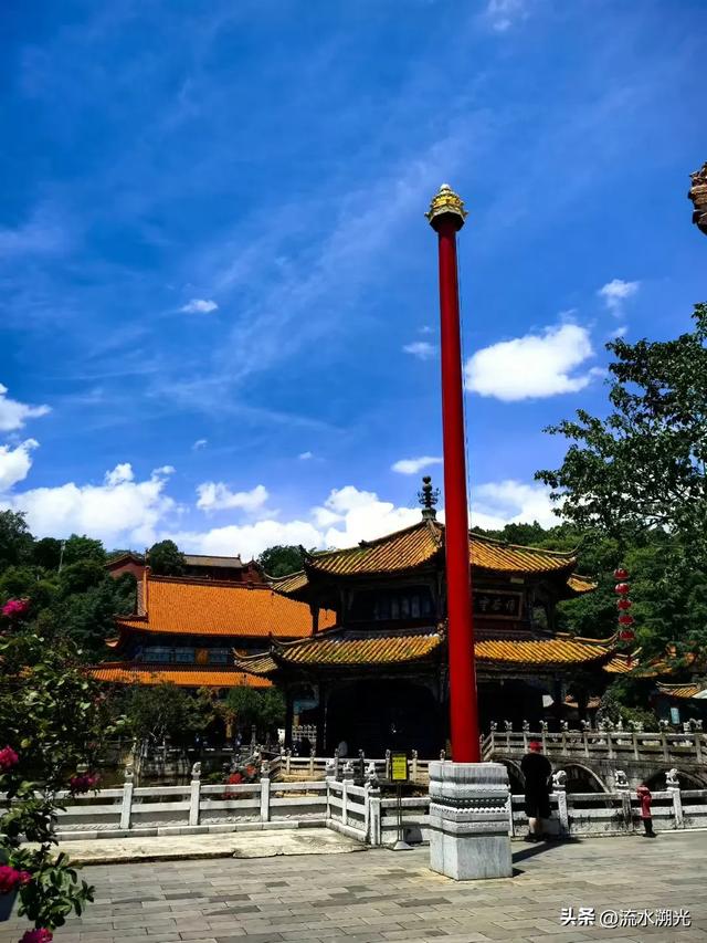 在昆明圆通寺，一堵朱墙隔开了两个世界