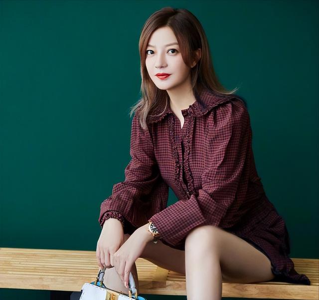 封杀4年后，49岁赵薇又有消息，因胃癌去世传闻 5个月前就真相大白