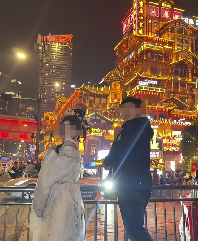 重庆红衣女“社会性死亡”，正脸照曝光