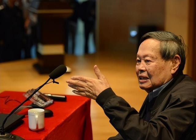 杨振宁去世后，49岁翁帆或没想到，因恢复中国籍 长期捐赠名誉飙升