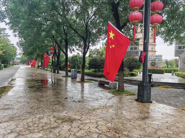 崇文塔上雨听禅