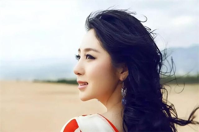 她靠星光大道一炮而红	，却因当小三前途尽毁，今39岁活成这样