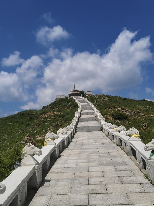 去北极村第四站——东乌。走99号公路我们去爬瞭望山。