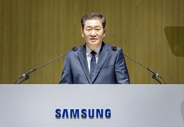 AI引爆存储芯片争夺战，服务器需求暴增8倍！价格翻了20倍