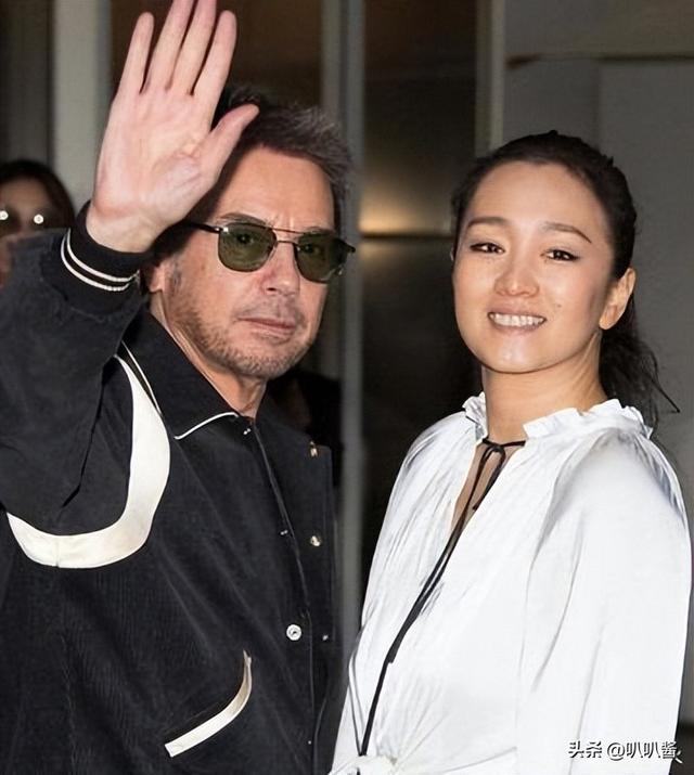 分手30年，被法国老公7字评价的巩俐，活成张艺谋高攀不起的存在