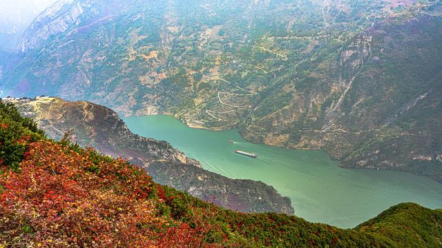 一江碧水，两岸红叶，静看三峡绚丽之秋