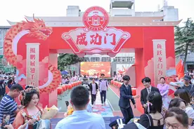 跨过“成功门”！武昌文华中学举行2024年高三成人礼图片