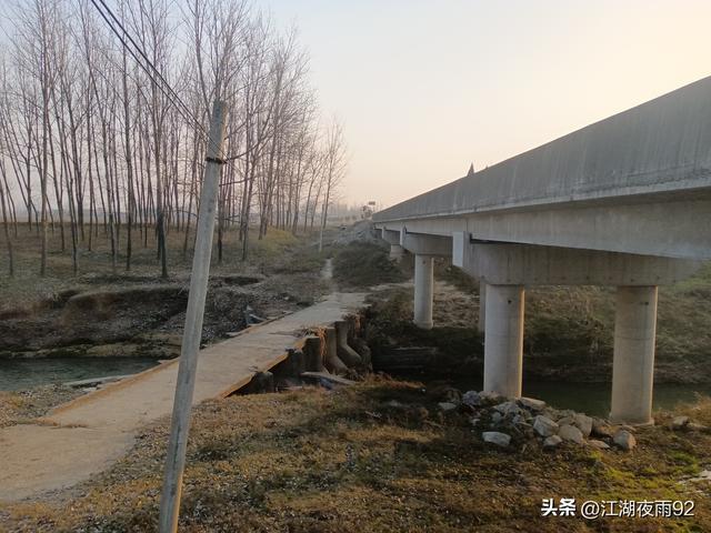 邓州林扒镇茱萸寺旁，发现古碑刻和两座石板桥，历史文化厚重