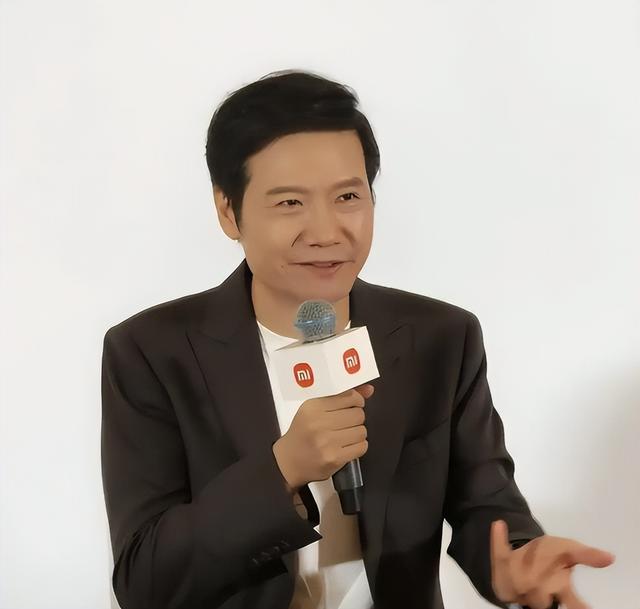 风向变了？官媒接连锐评，没给雷军留一丝体面，董明珠话有人信了