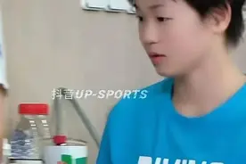 笑麻！全红婵提前下班想跑路，正好被坐在门口的陈若琳给抓回去了图片