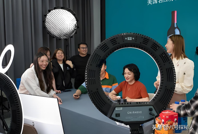 面相变了！逃到国外半年多，58岁金星近照曝光，早年风光已然不再