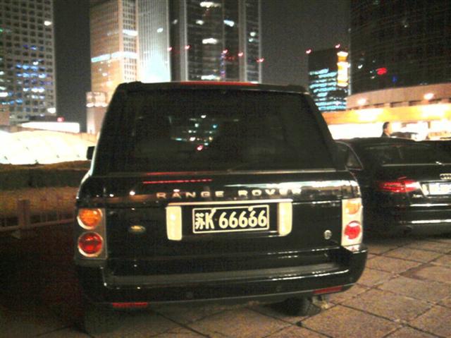 江苏路虎停北京4年未动，66666车牌螺丝生锈	，揽胜为何没人要？