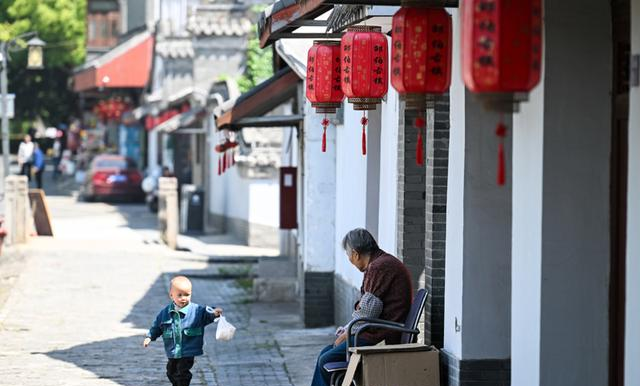 很多江南古镇快经营不下去了，乌镇还在收150元门票，不凭脸皮