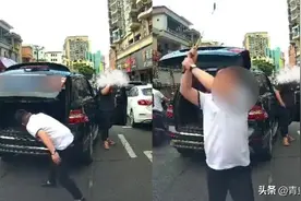 奔驰司机抡杆砸车后续：身份被扒，警方面前放狠话，当事车主发声图片