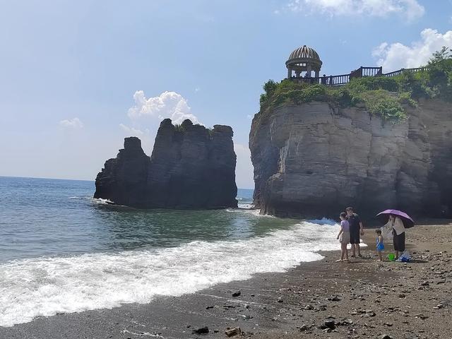 夏日东北行：8月7日，在大连金石滩，观察典型海岸侵蚀地貌。