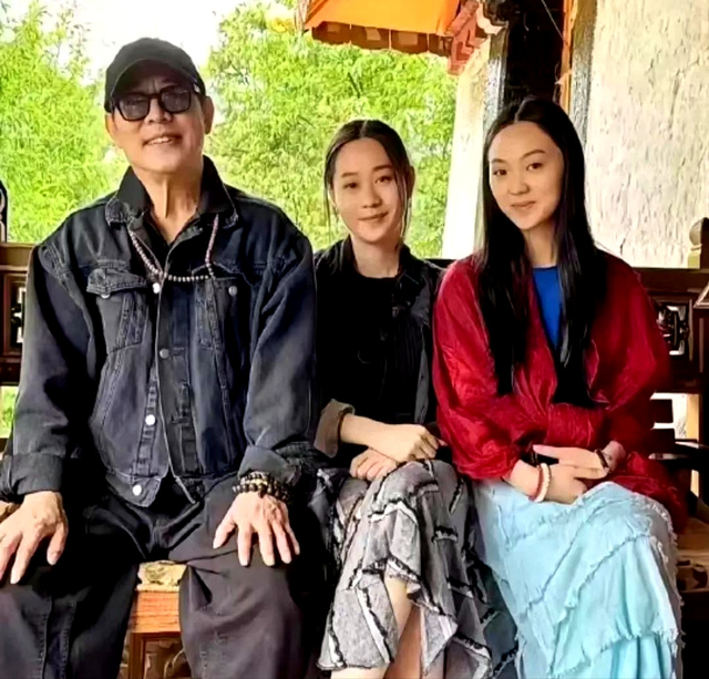 62岁李连杰手术报平安，病床上戴天价佛珠！向太透露他割了个肉瘤