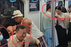 笑麻了！地铁老人家打人后续：眼镜哥笑得太开心，遭网友谴责了图片