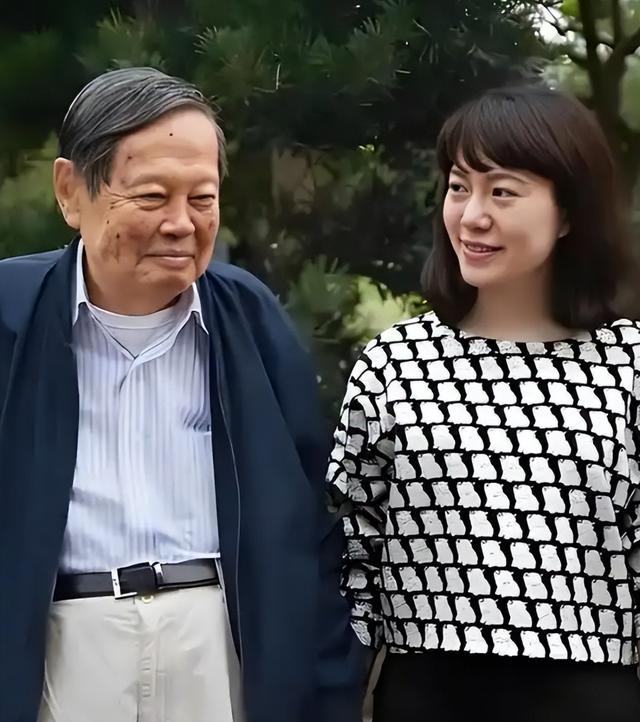 杨振宁家庭情况曝光：3个儿女无人继承物理学，与翁帆关系也很好