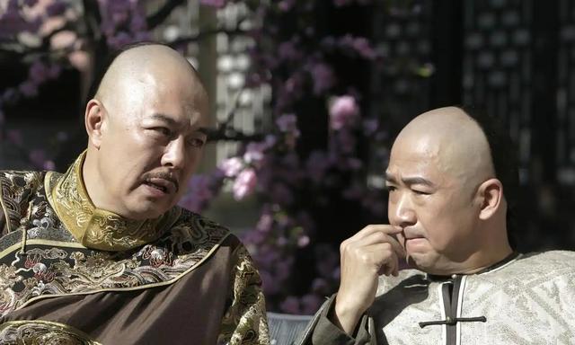 和珅出上联：三斤四两五花肉，纪晓岚对出下联	，和珅吓得当场下跪