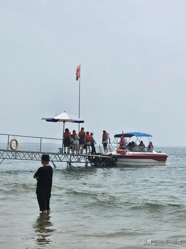 大海情深，沙滩，赶海，汽艇，人群，畅泳，其乐无穷……