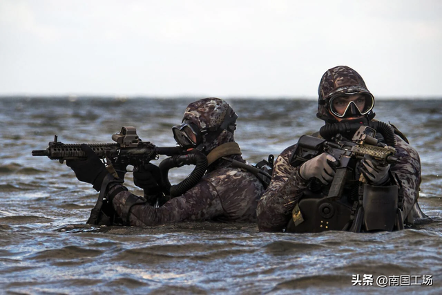 美海豹特种兵突袭胡塞，7500万美元战机坠毁，开火杀死30名也门人