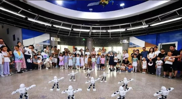 幼儿园全免费政策一发布，幼教市场瞬间“变天”！动了谁的蛋糕？
