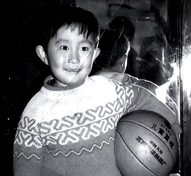 她是易建联的老板娘，身价40亿	，后背纹身性感，年过40仍韵味十足