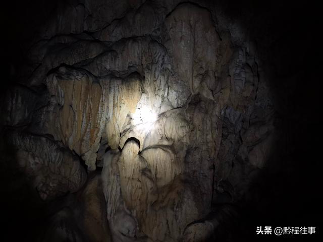 寻找一个古人类遗址不遇，居然无意间发现了一个躲匪洞