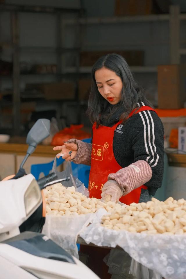 喝井水，烤豆腐，云南这座活着的千年古城，和杭州同名