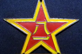 我军何时开始佩戴八一五角星帽徽？图片