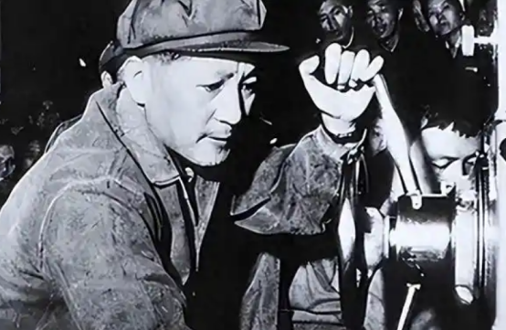 1978年他从副总理被撸成普通工人，事后反倒安慰妻子：我心里有数