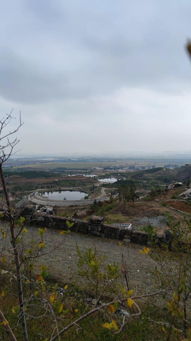 闲逛包头大青山南坡笸箩铺景点，去时一人，景区也一人，有点荒野