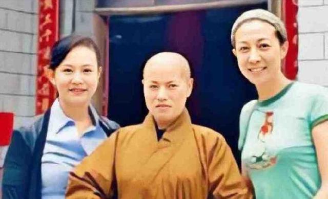 比释永信更奢靡：穿黑丝上班，坐豪车住千万别墅，有两个和尚老公
