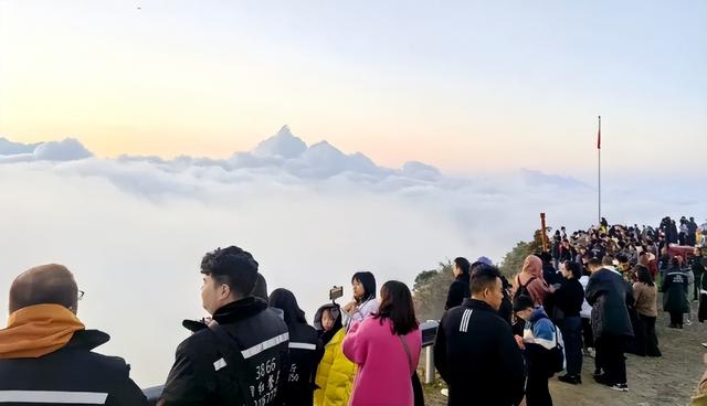 雅安宝兴：清凉硗碛开启“万人避暑模式” 精准服务组合拳赢得游客安心笑容