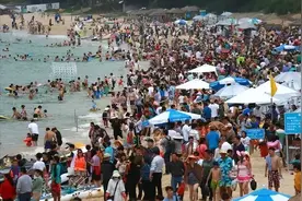 三亚已失守！外国游客哪是来旅游，分明就是丧尸围城，到处都是人图片