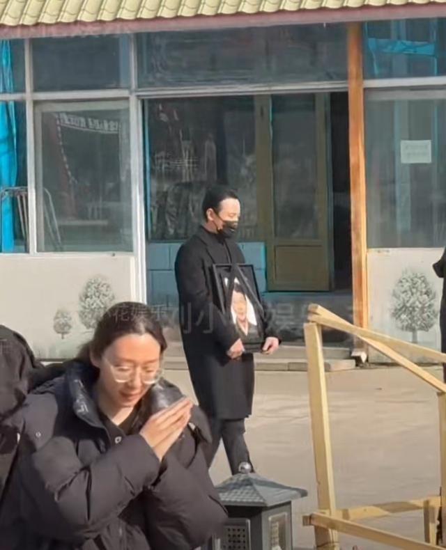 唐嫣现身罗父葬礼！罗晋抱着父亲遗照，唐嫣全程陪同，神情落寞