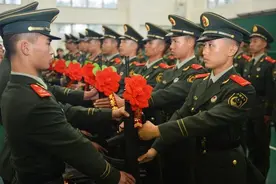 军人休假时，一旦部队紧急召回，买不到车票咋办？图片