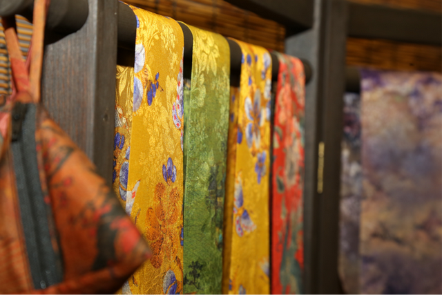 河泥+阳光=软黄金？国际主播网红沉浸式体验香云纱技艺魅力